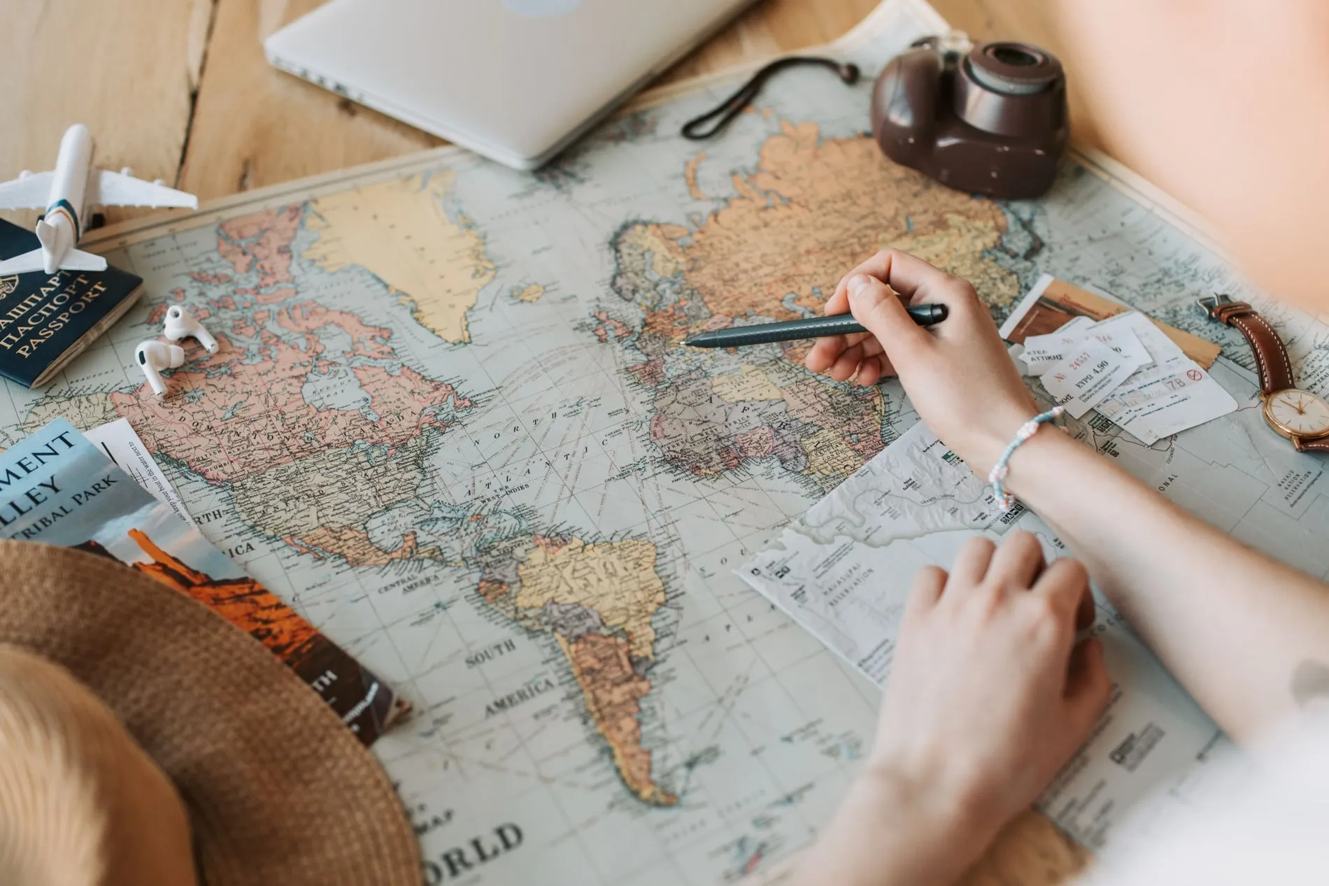 Carnet de voyage, passeport et carte du Japon sur une table