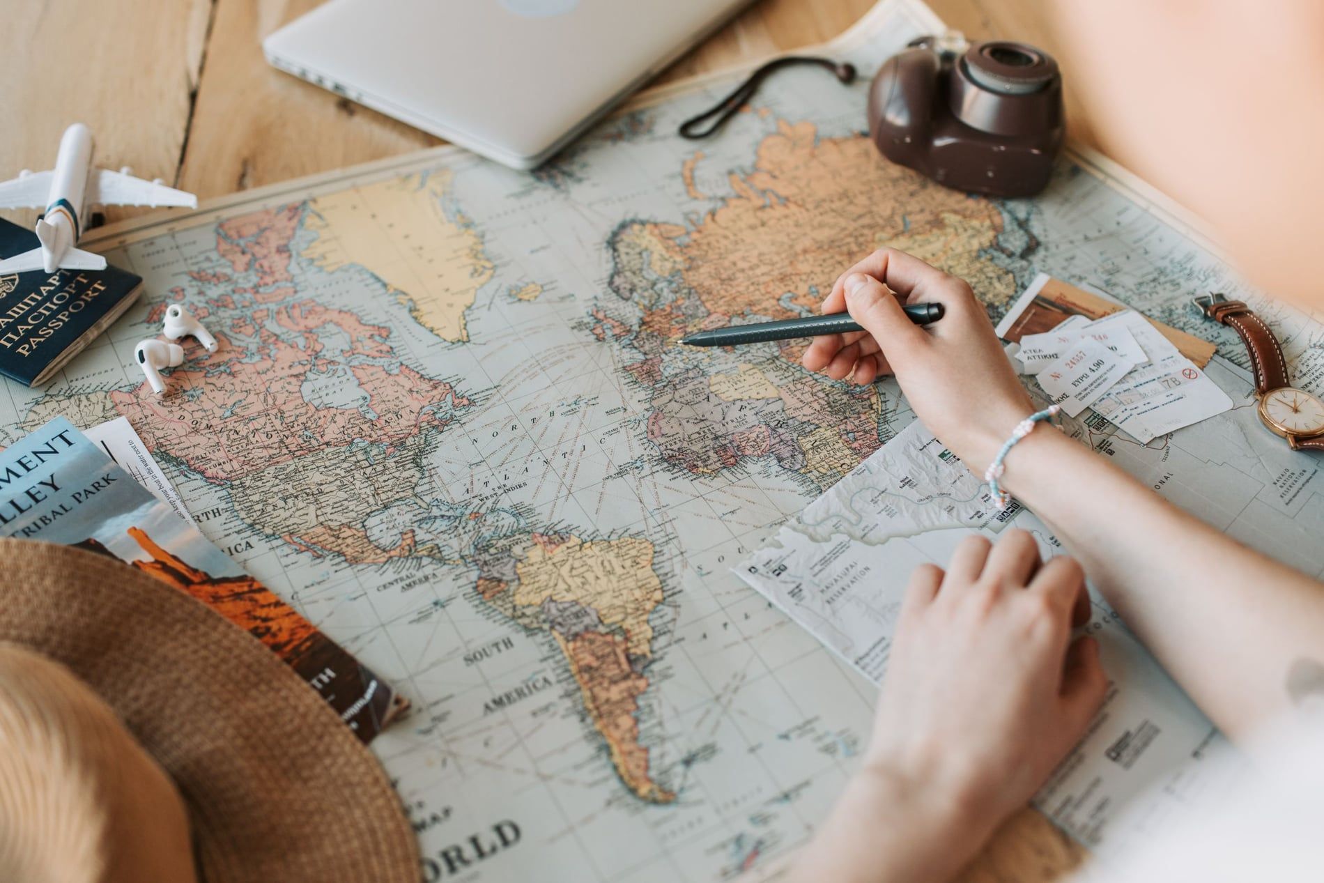 Carnet de voyage, passeport et carte du Japon sur une table