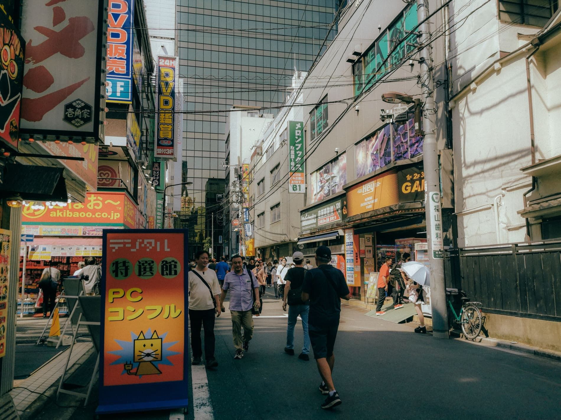 Enseignes lumineuses et boutiques d'électronique du quartier d'Akihabara