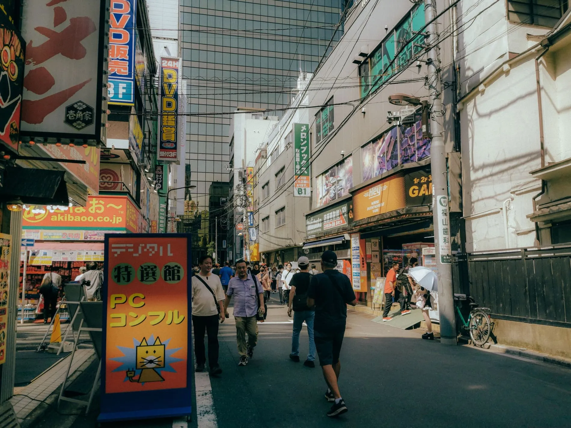Enseignes lumineuses et boutiques d'électronique du quartier d'Akihabara