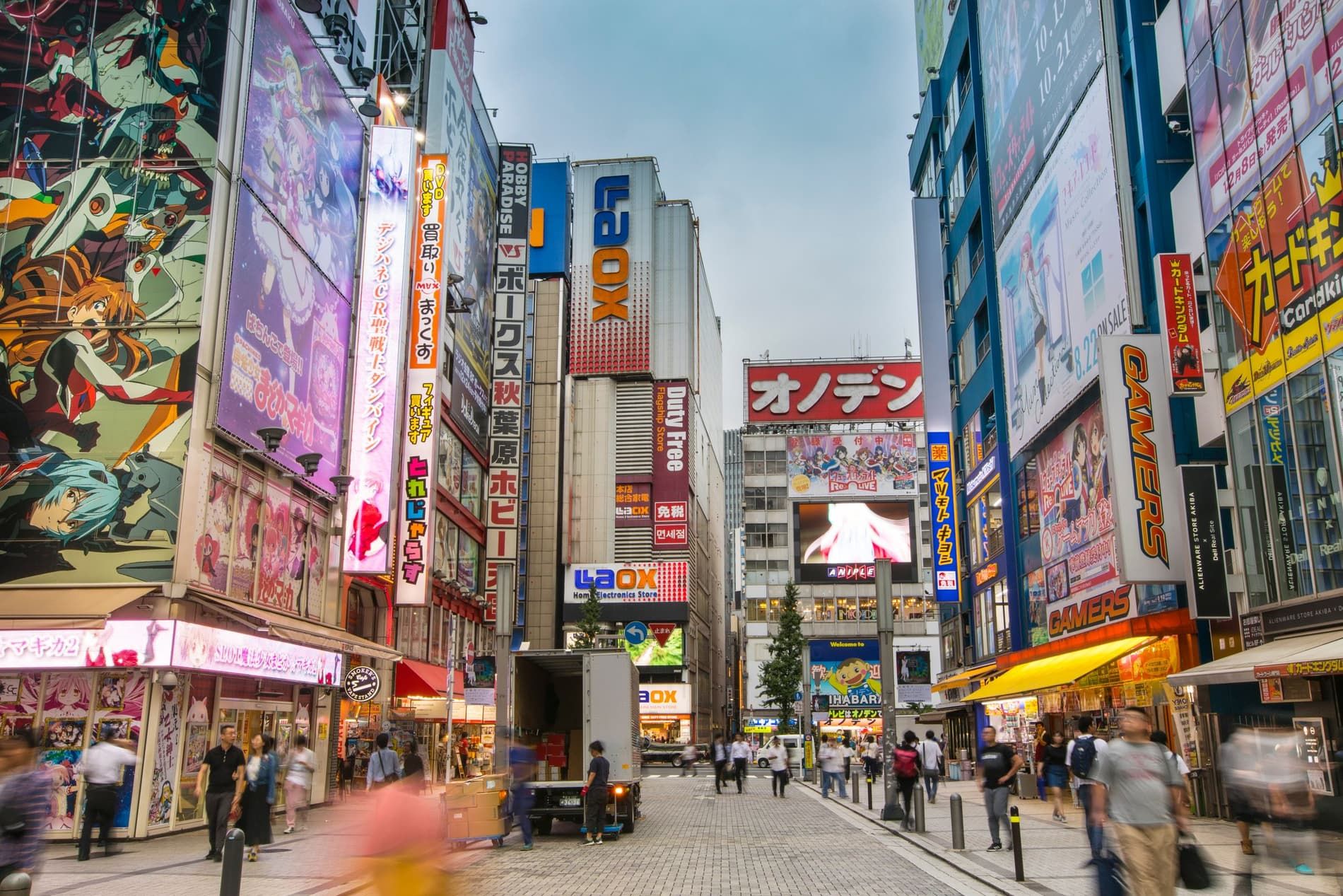 Enseignes lumineuses et boutiques d'Akihabara, quartier des fans de manga