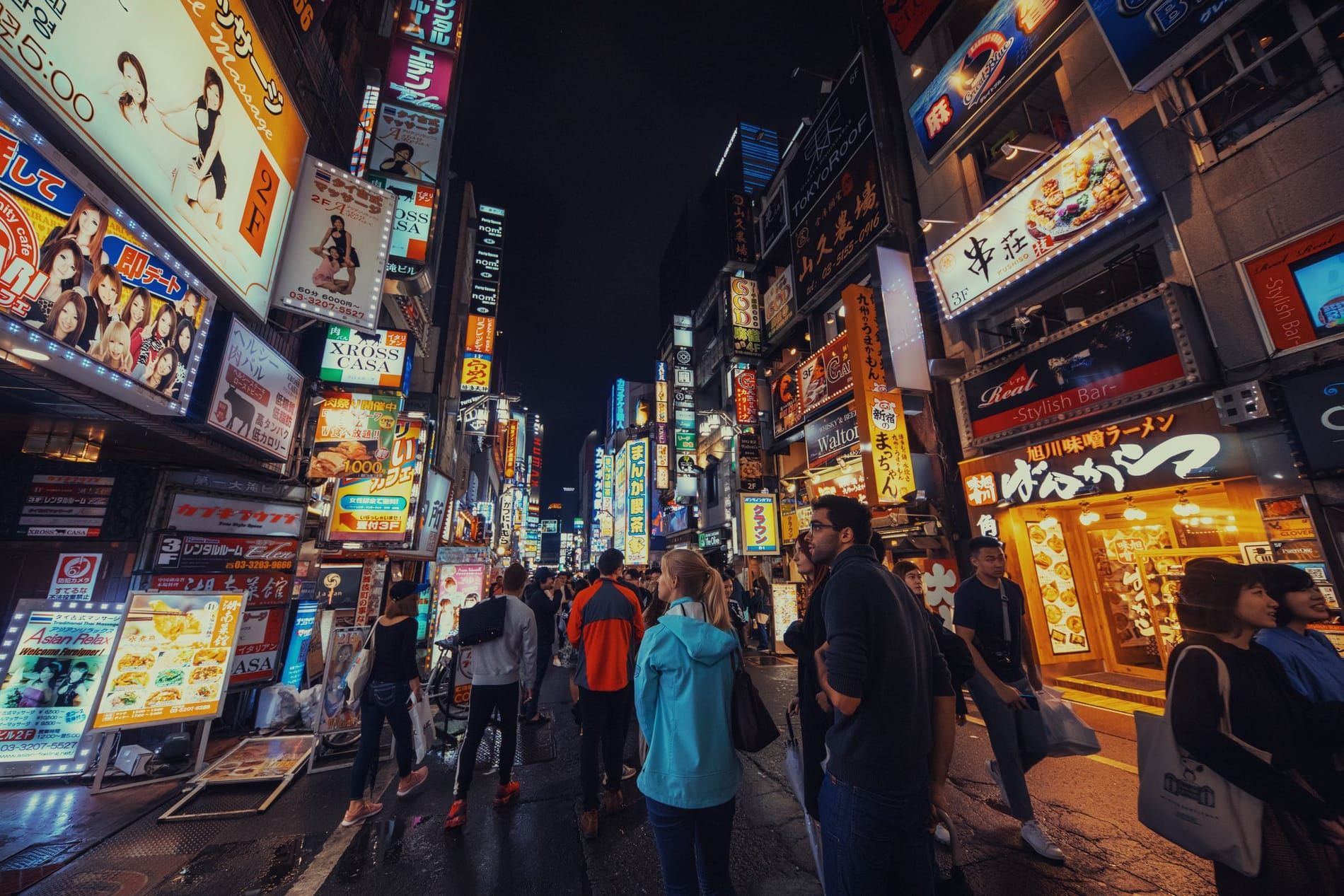 Jeune voyageur avec sac à dos dans une rue de Tokyo