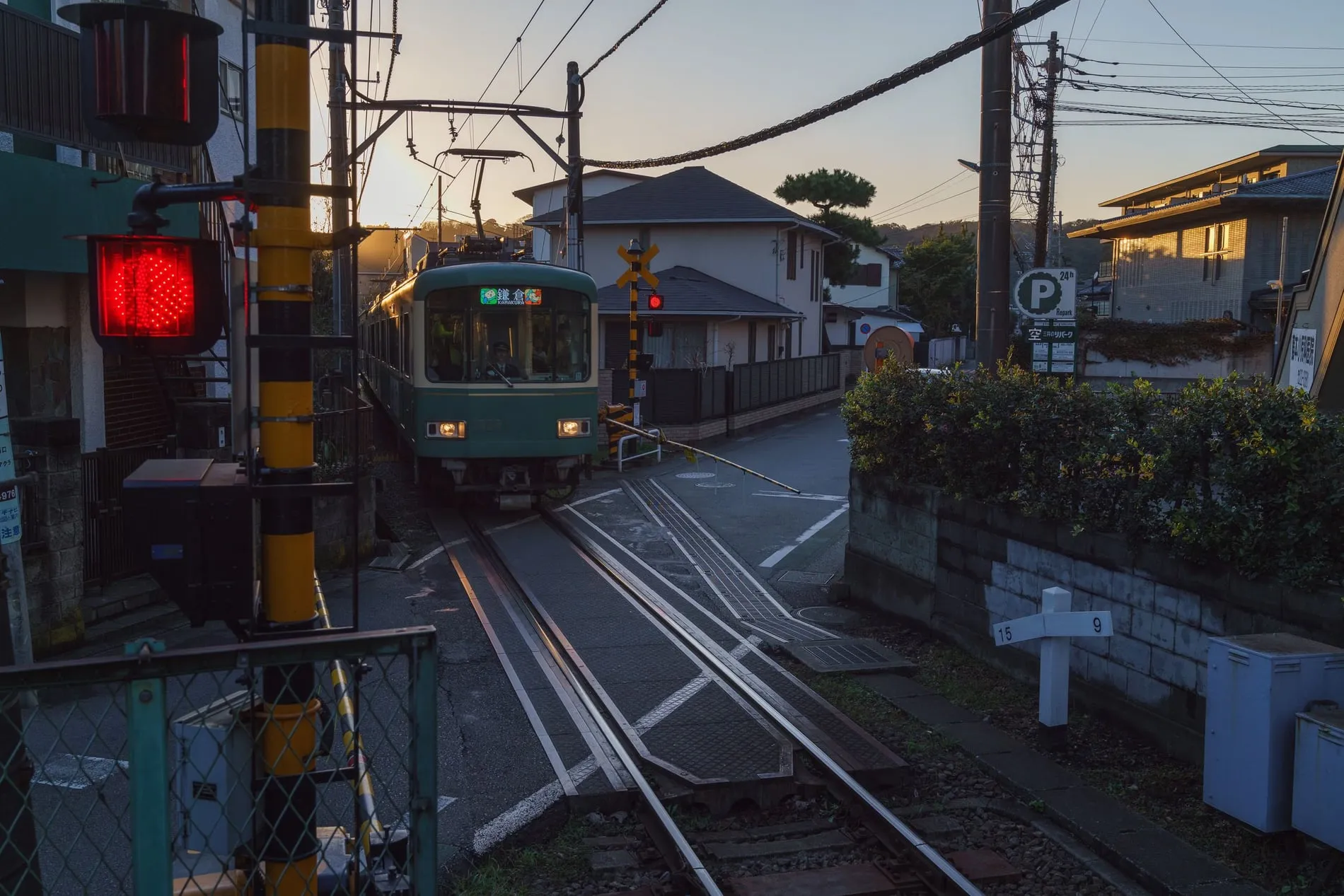 Passage à niveau de l'Enoden face à la mer devant la gare de Kamakurakokomae