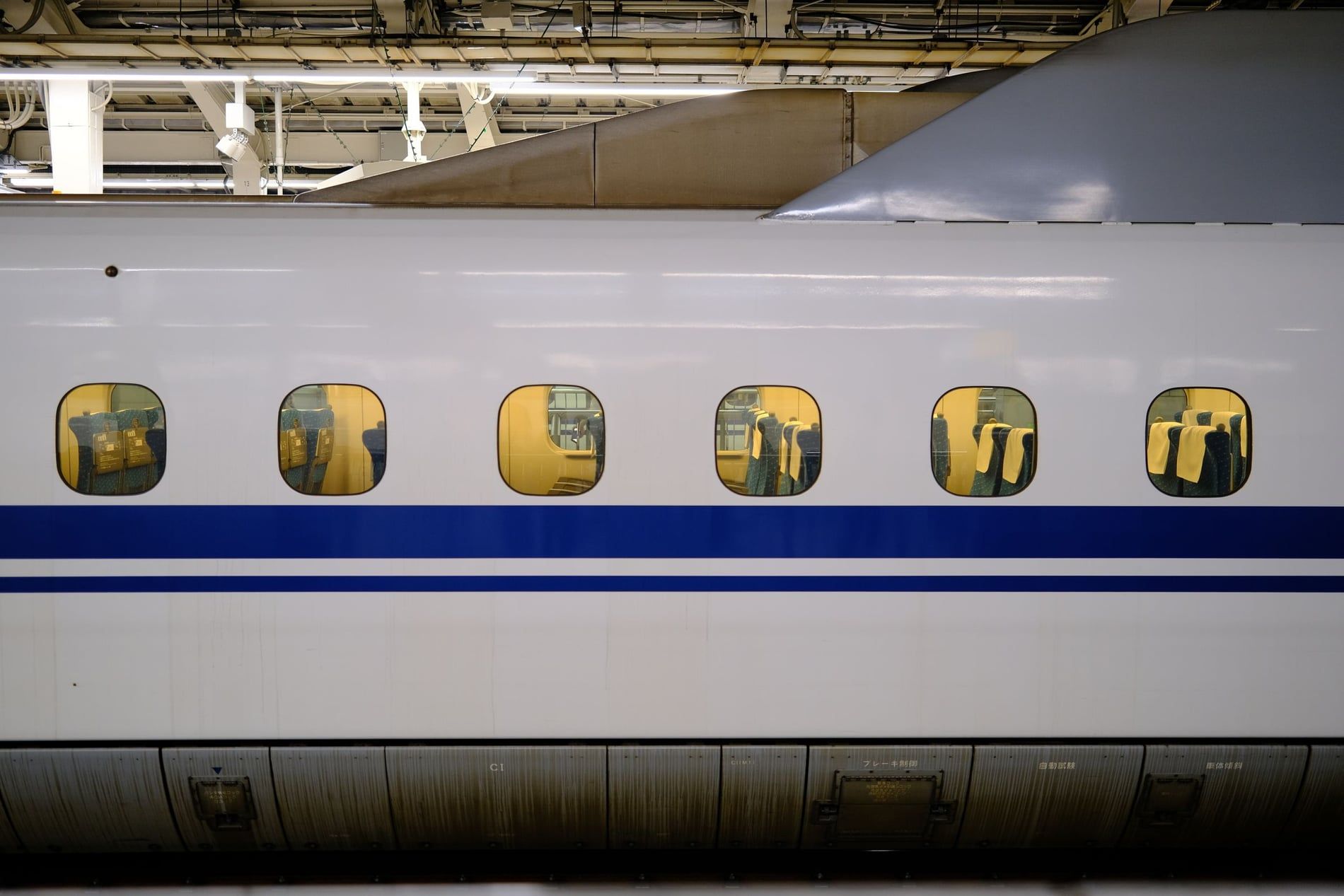 Shinkansen à quai dans une gare japonaise, JR Pass en main