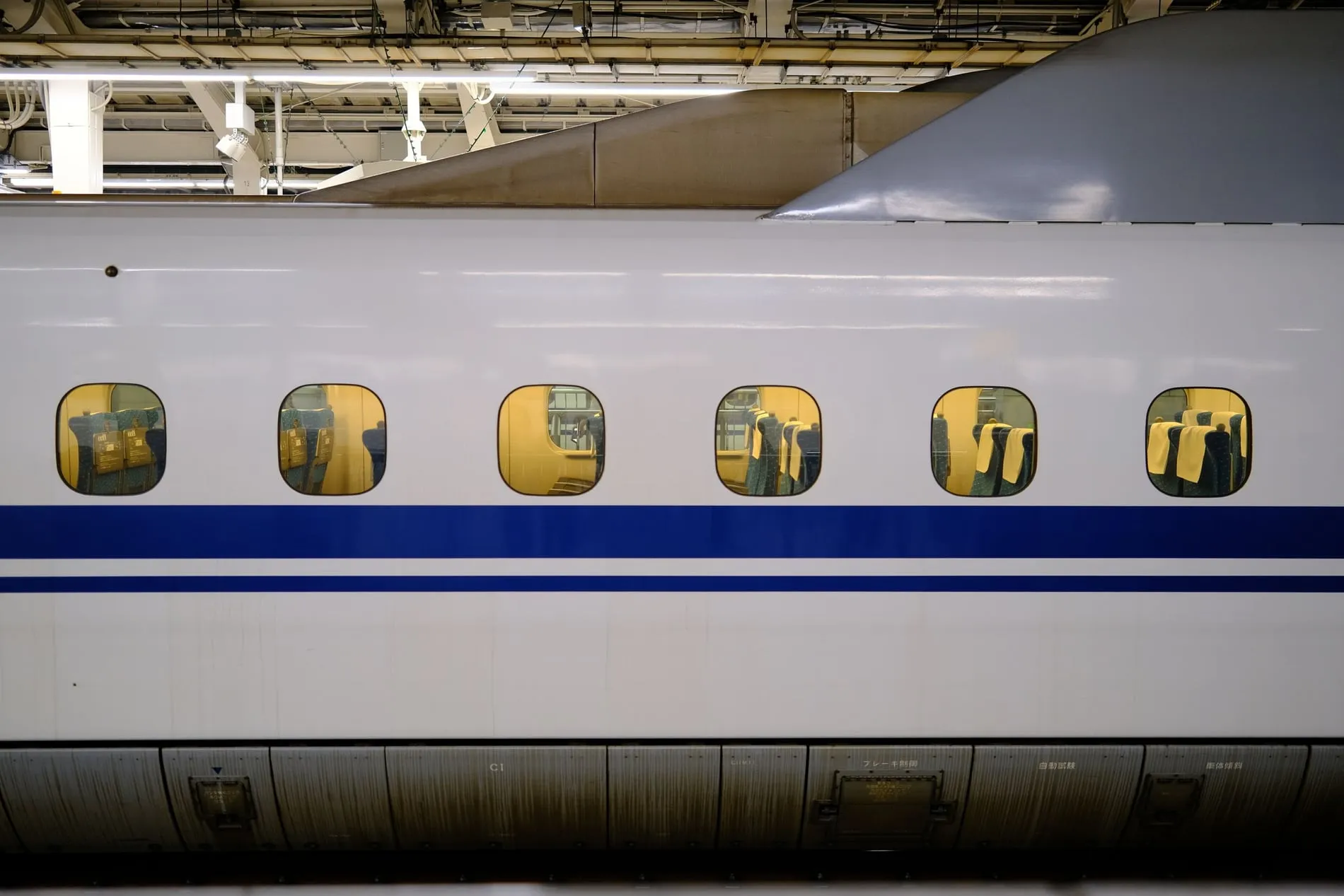 Shinkansen à quai dans une gare japonaise, JR Pass en main
