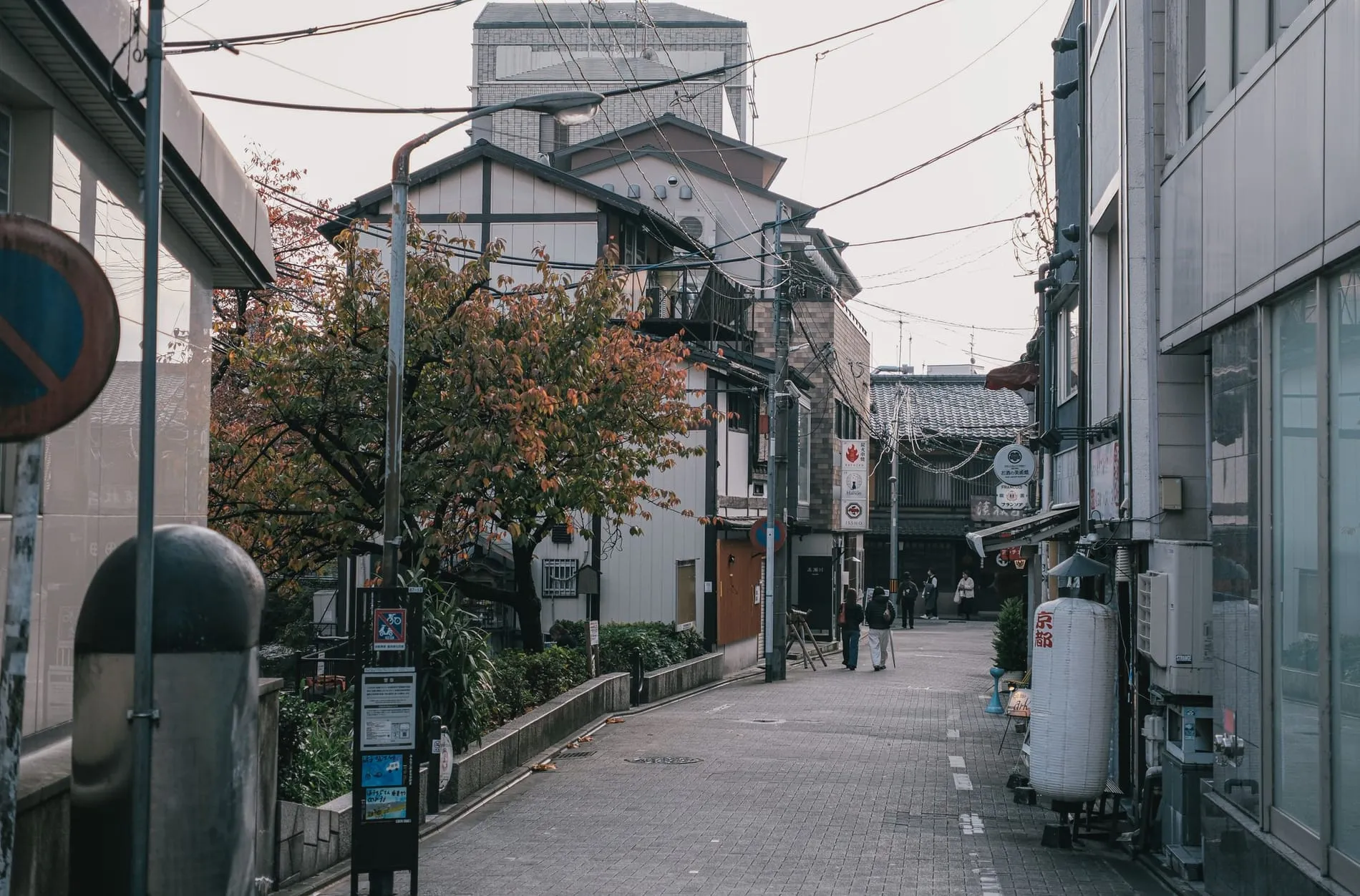 Rue résidentielle de Tokyo avec vélos et immeubles bas au coucher du soleil