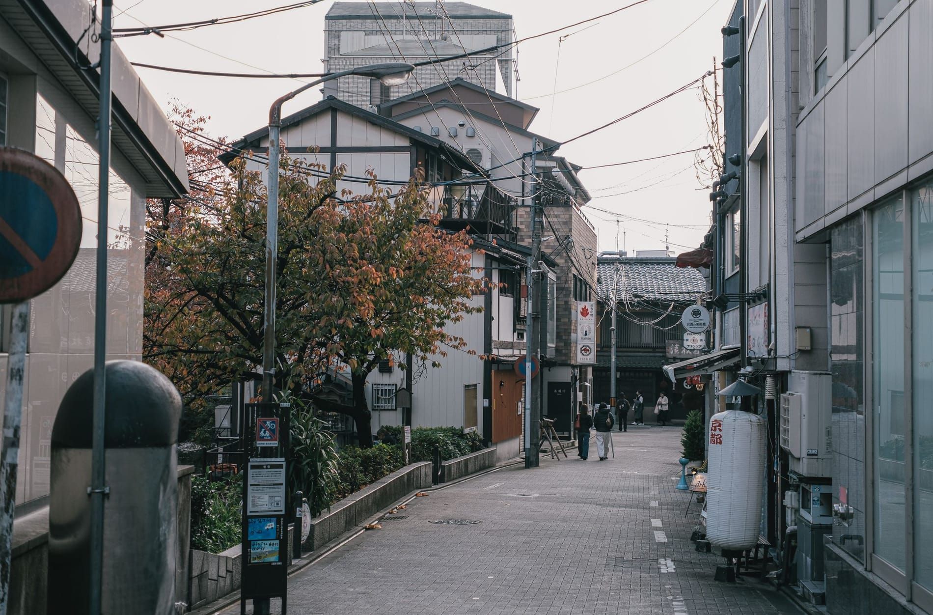 Rue résidentielle de Tokyo avec vélos et immeubles bas au coucher du soleil