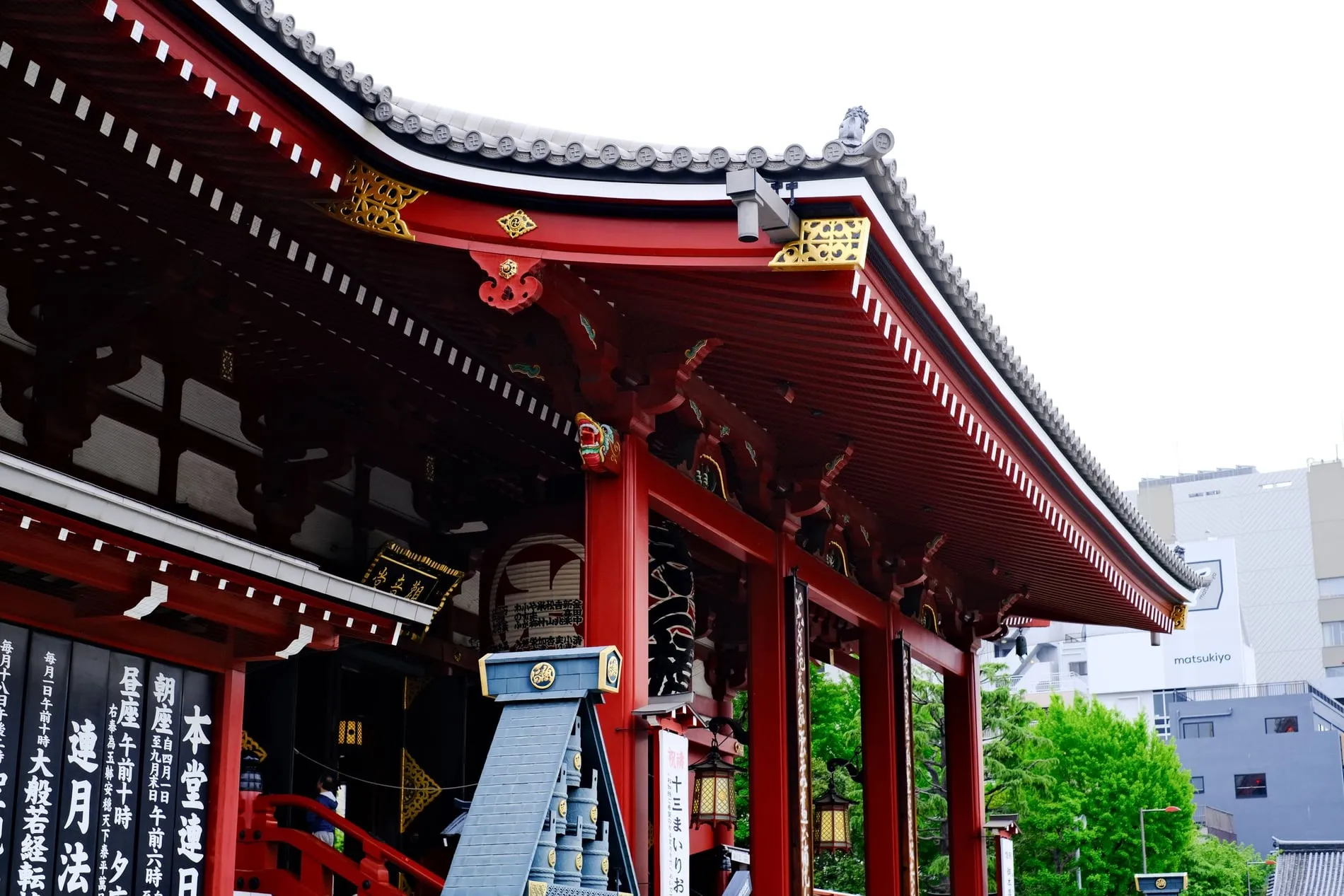 Porte Kaminarimon et sa lanterne rouge à l'entrée du Sensō-ji, Asakusa