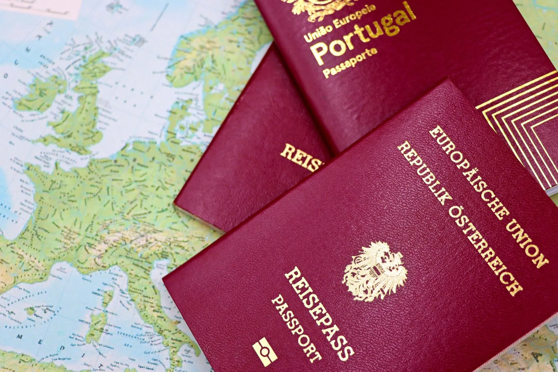 Passeport français et formulaire de demande de visa japonais