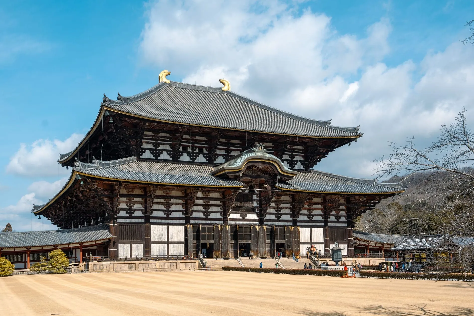 Le Daibutsuden du Tōdai-ji, grand pavillon en bois à Nara