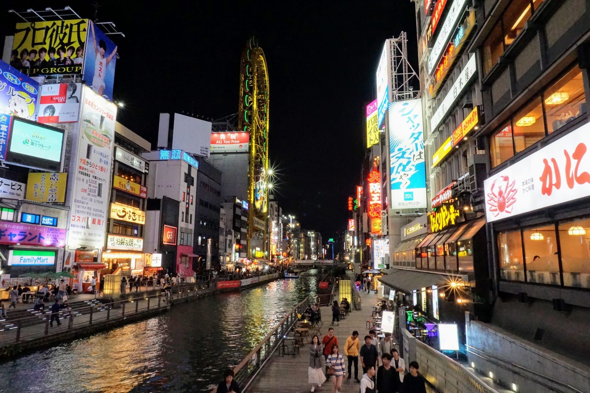 Le panneau lumineux Glico et les enseignes néon au-dessus du canal de Dotonbori