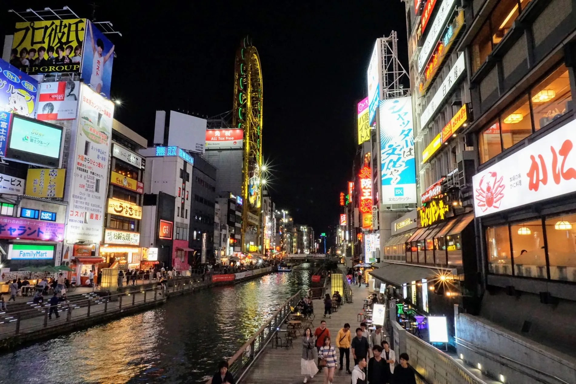 Le panneau lumineux Glico et les enseignes néon au-dessus du canal de Dotonbori