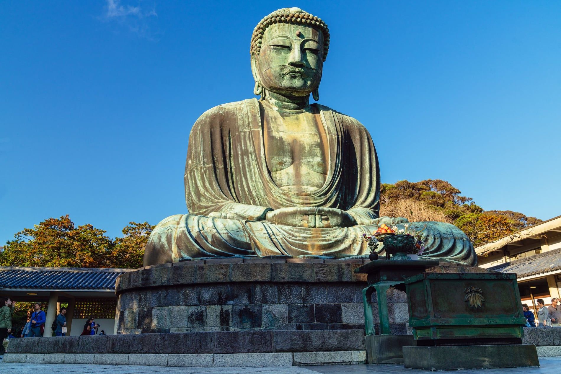 Statue de bronze du Grand Bouddha de Kamakura assise en plein air sous un ciel dégagé