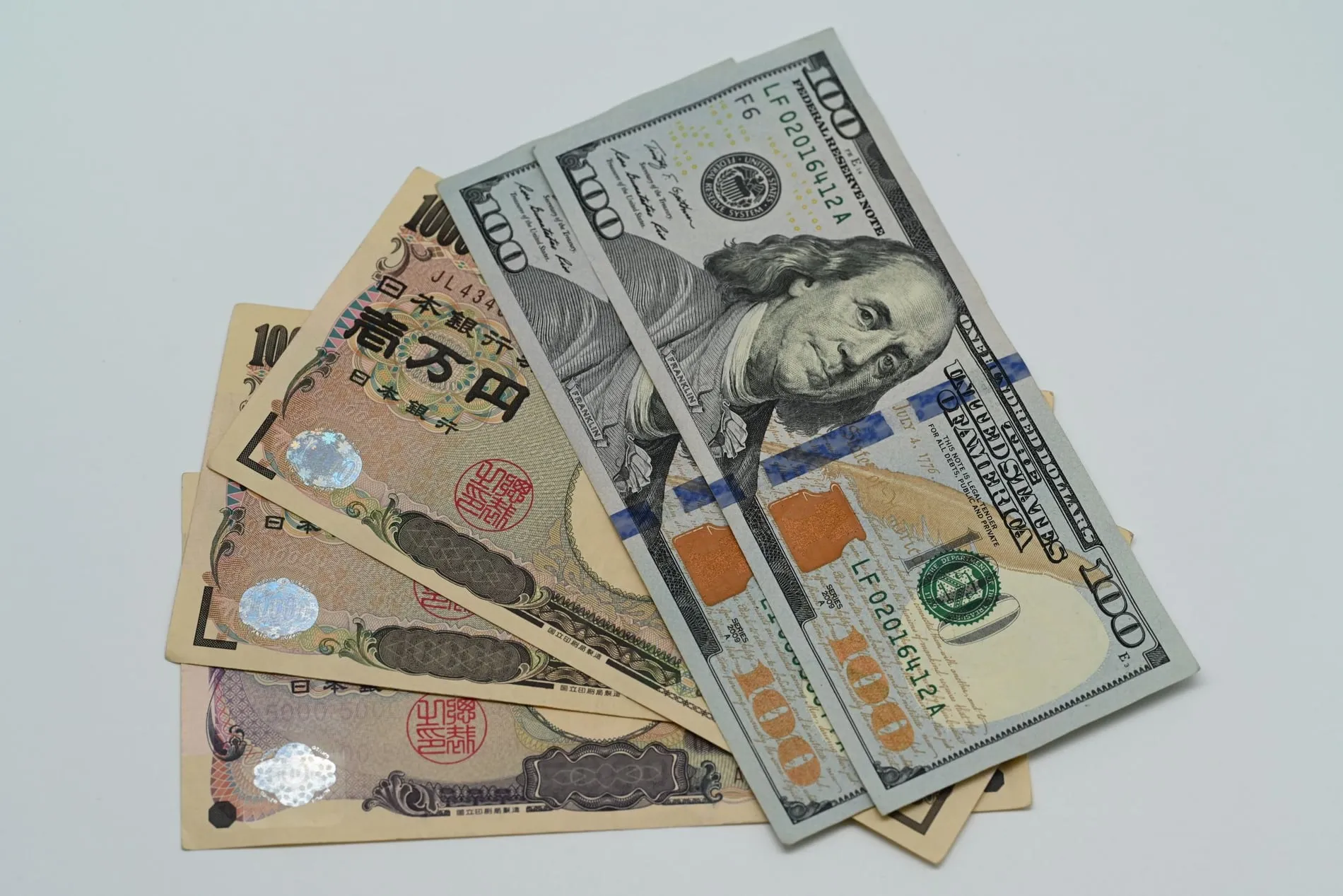 Billets et pièces en yens posés sur une carte du Japon avec un carnet de budget