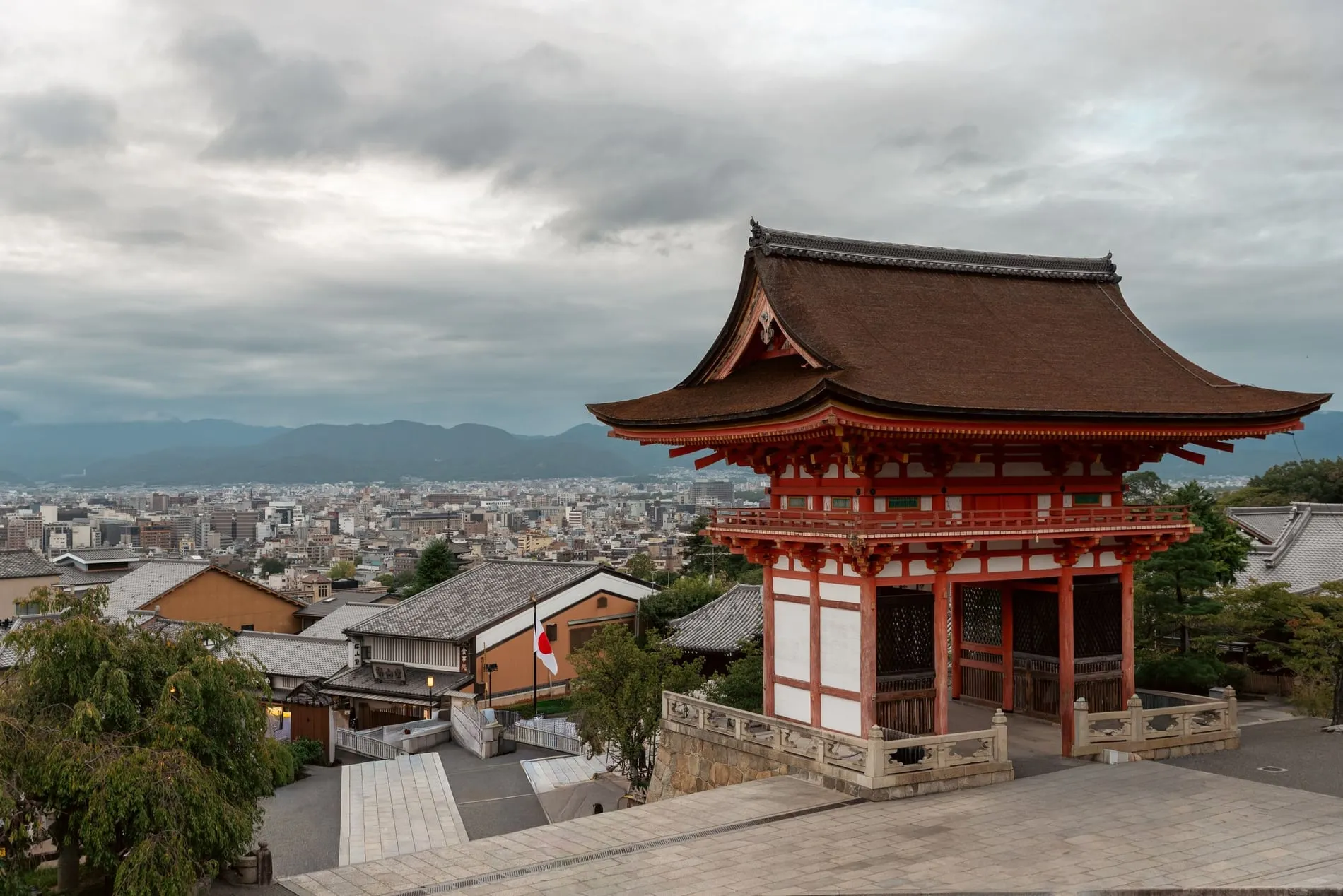 La terrasse de bois du Kiyomizu-dera dominant Kyoto