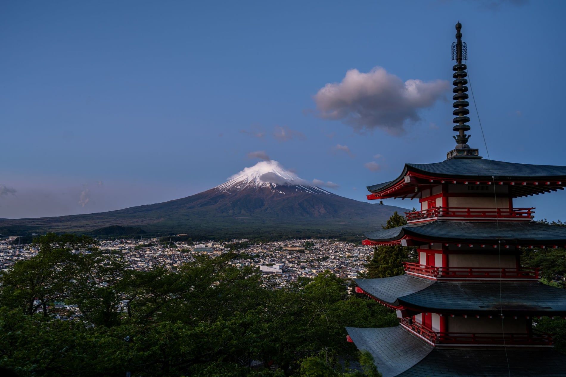 Paysage du Japon : torii et montagnes au coucher du soleil